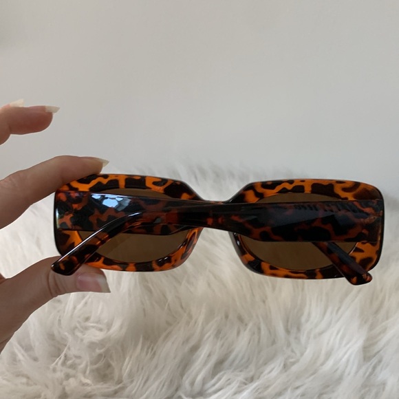 TORTOISE SUNGLASSES - Picture 6 of 6